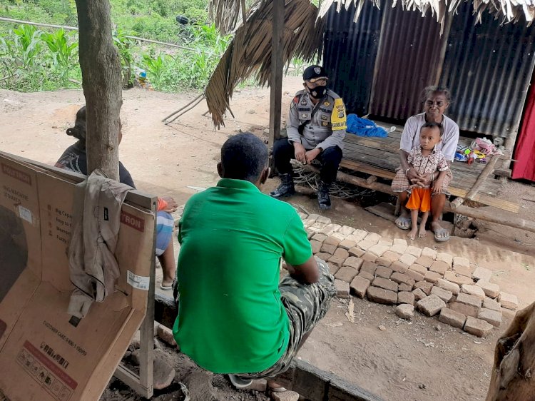 Sambangi Warga, Bhabinkamtibmas Polres Lembata Ingatkan Warga Ile Ape Tetap Waspada Walaupun Gunung Lewotolok Telah dinyatakan Aman