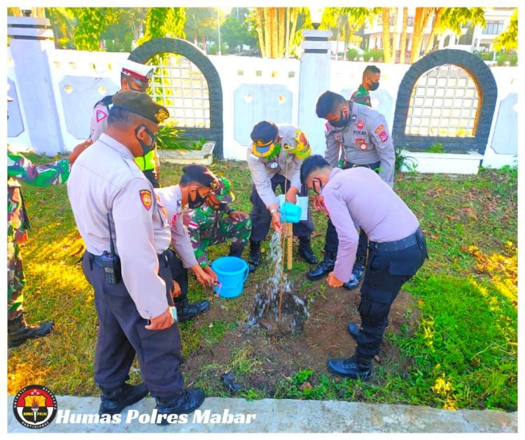 Wakapolres Manggarai Barat Ikut Kegiatan Penanaman 5000 Pohon Flamboyan