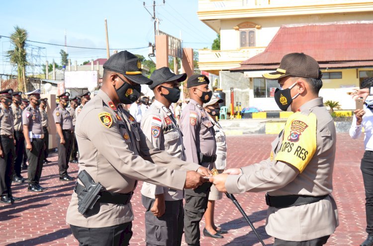 Kapolres TTS Beri Penghargaan Kepada 4  Personil Berprestasi