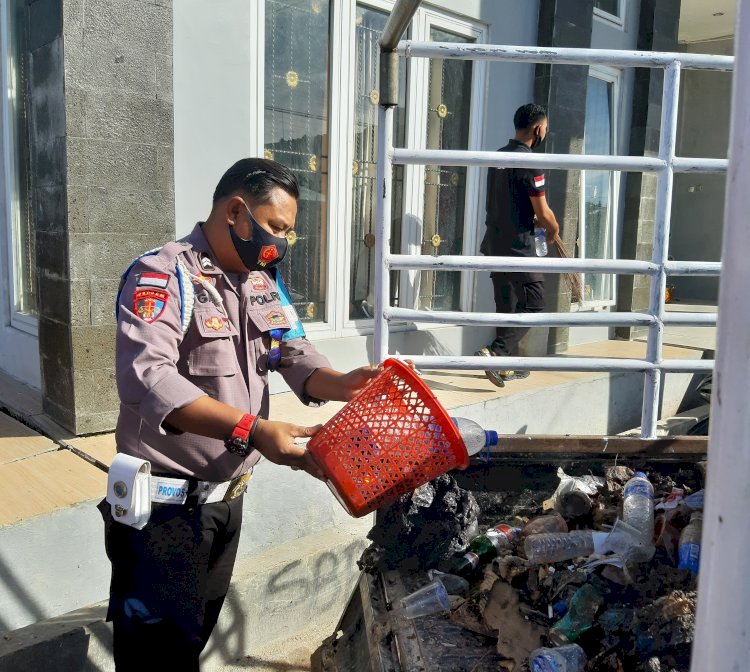 Personel Polres Sumba Barat Daya Laksanakan Bakti Sosial Di Sekitaran Mako Polres