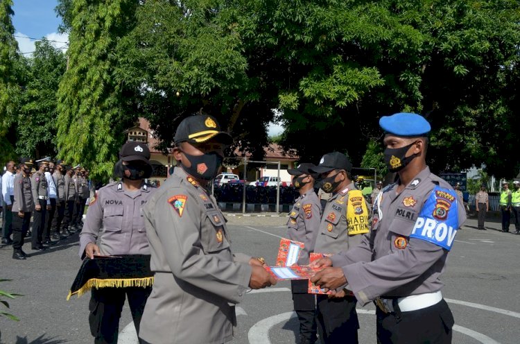 Kapolres Sikka Beri Penghargaan Kepada 5 Personilnya Atas Dedikasinya Dalam Pelaksanaan Tugas Sebagai Anggota Polri