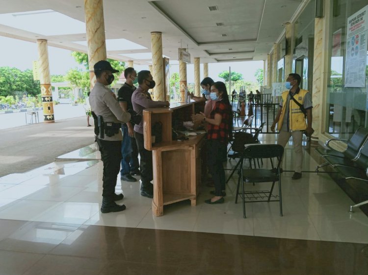 Personil Polres Sumba Barat Daya Terapkan Prokes di Bandara Tambolaka