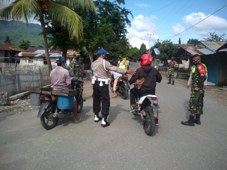 Personil Gabungan Polsek Maurole dan Koramil 1602-04 Maurole Tertibkan Prokes Pada Masyarakat