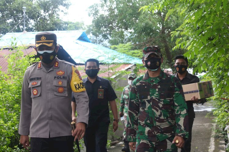 Kapolres Alor Bersama Dandim 1622 Salurkan Bantuan Warga Peduli Pasien Covid-19 yang Sedang Karantina