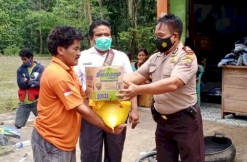 Polsek Wewewa Selatan Gandeng Pemerintah Setempat Beri Bantuan Kepada Masyarakat Korban Banjir di Weetombo