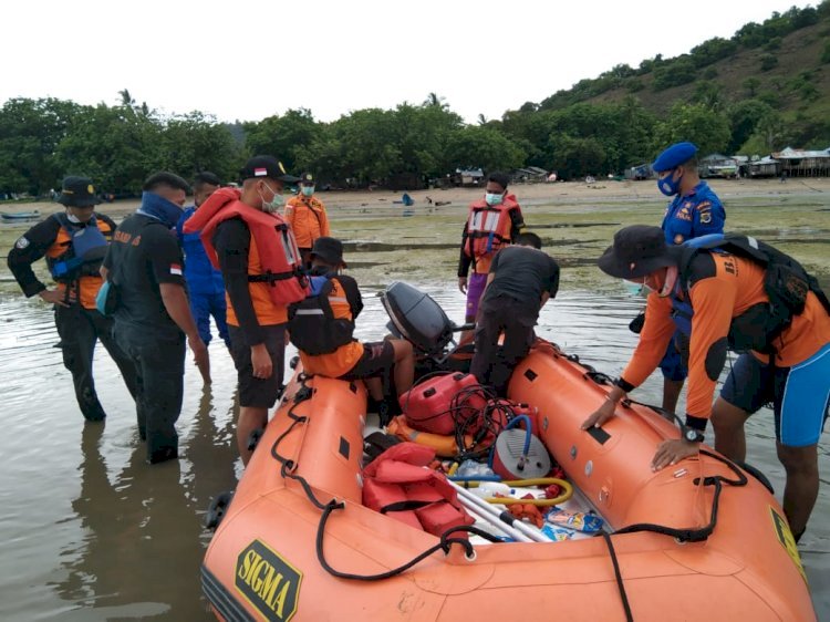 Sat Pol Air Polres Belu dan Polsek Kakuluk Mesak Bantu Pencarian Nelayan Yang Hilang Saat Melaut