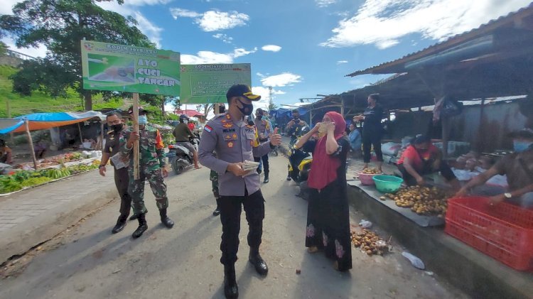 Cegah Penyebaran Virus, TNI-POLRI dan Instansi Terkait TTU Bagikan Masker di Tempat Fasilitas Umum