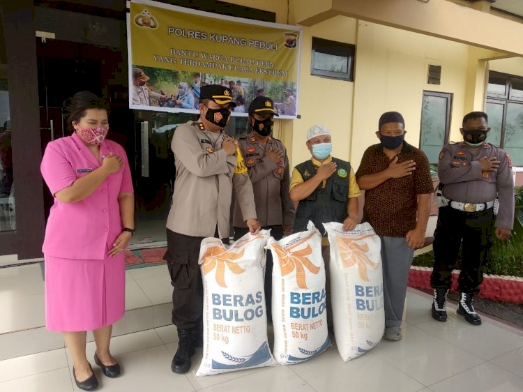 Polres Kupang Salurkan Bansos Beras Kepada Masyarakat Pulau Kera Terdampak Cuaca Ekstrim