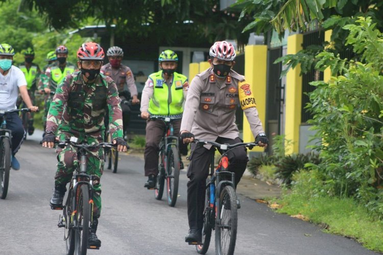 Sinergitas Tni-Polri Alor Beri Imbuan Porkes Kepada Masyarakat Dengan Patroli Bersepeda