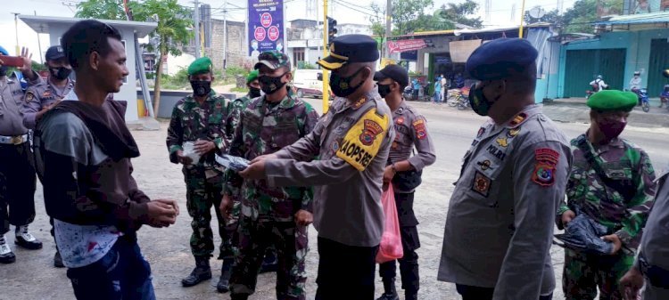 Sinergitas TNI-Polri Berupaya Cegah Penyebaran Covid-19 Dengan Melaksanakan Bakti Sosial Di Wilayah Hukum Polres Sumba Barat Daya