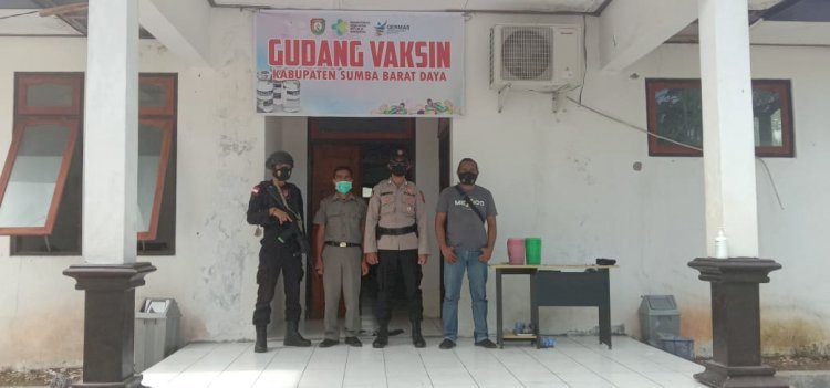 Cipta Situasi Kondusif, Gabungan Personel Polres Sumba Barat Daya Rutin Laksanakan Pengamanan Vaksin Sinovac Selama 1 x 24 Jam Di Gedung Penyimpanan Dinkes