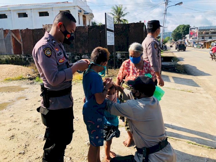 Peduli Kasih, Personel Sat Sabhara Polres Sumba Barat Daya Membagikan Masker Pada Saat Pengaturan Lalu Lintas