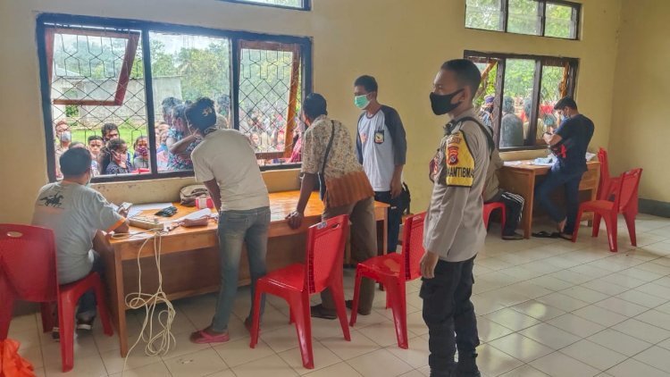 Kawal Pembagian Penyaluran Bantuan Sosial Tunai (BST) Oleh Bhabinkamtibmas Polsek Kodi Bangedo Polres Sumba Barat Daya