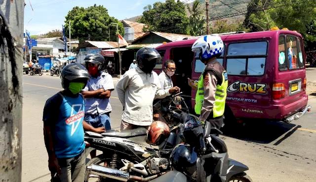 Sat Lantas Polres Flotim Berikan Peneguran dan Penindakan Pelanggaran Serta Berikan Himbauan Tertib Berlalu Lintas Dan Pencegahan Covit 19