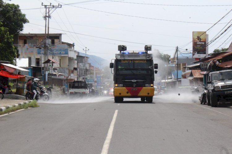 Polres Ende Gandeng Kodim 1602 Ende, Sat. Pol PP Dan BNPB Kab.Ende Dalam Giat Baksos Pembagian Masker Dan Penyemprotan Disenfektan