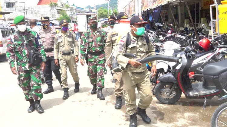 Lawan Corona, Polres Belu Bersama TNI dan Sat Pol PP Semprot Disinfektan di Tiga Fasilitas Umum