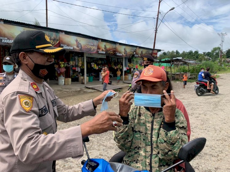 Tekan Laju Covid-19, Polres Belu dan Instansi Terkait Bagi Ribuan Masker dan Hand Sanitizer untuk Masyarakat