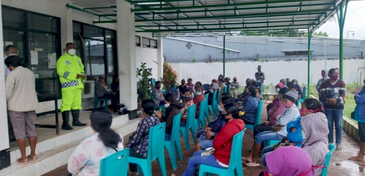 Pentingnya  Cegah Penyebaran Covid-19, Kanit Dikyasa Sat Lantas Polres TTS Beri Imbauan Kepada Warga