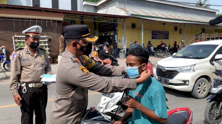 Perangi Covid-19, Kapolres TTS Pimpin Bagi Masker dan Semprot Disinvektan