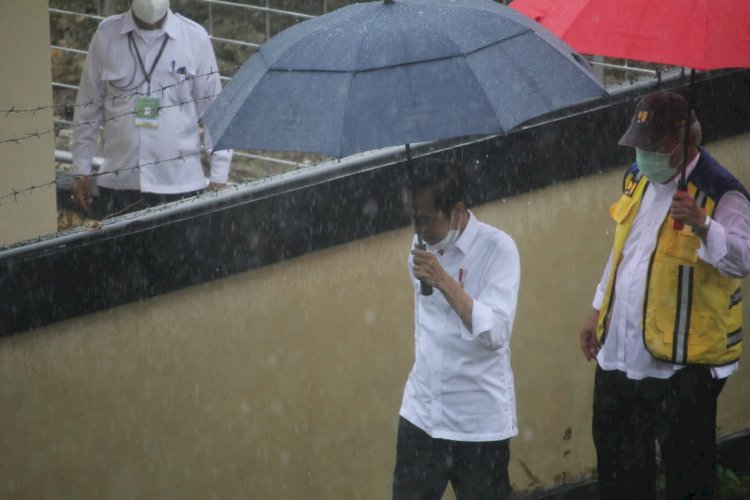 Kunjungan ke Sumba Tengah, Presiden RI Bagi Buku, Masker dan Baju kepada Masyarakat