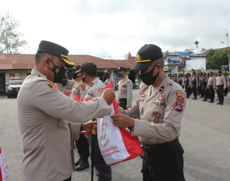 Polres Sumba Barat Salurkan 1000 Paket Sembako Dari Presiden RI Untuk Masyarakat Terdampak Covid-19