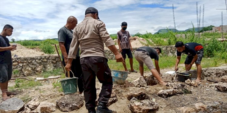 Wujud Kepedulian, Kanitbintibmas dan Kanitbinpolmas Polres Sumba Timur Bangun Rumah untuk Warga