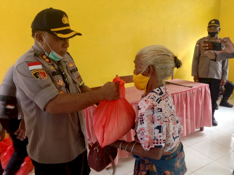 Kapolres Malaka Serahkan Bansos Kepada Masyarakat Berdampak Covid-19 di Kecamatan Kobalima