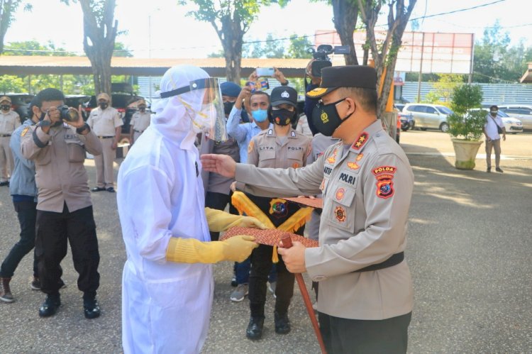 Tim Pemulasaran Jenazah Covid-19 RSB Titus Uly Kupang  Mendapat Apresiasi dan Penghargaan dari Kapolda NTT