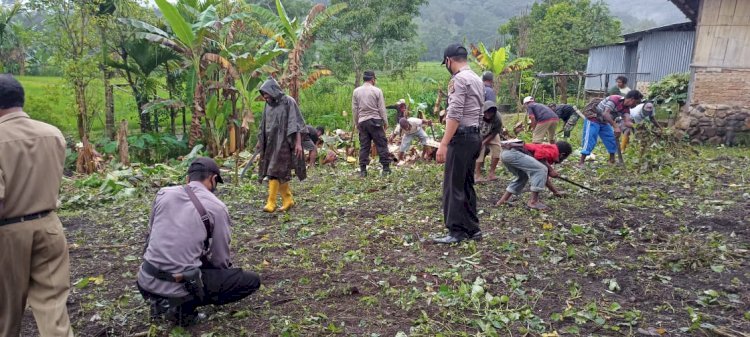 Bangun Kebersamaan, Personil Polsek Alor Selatan Ikut Kegiatan Bulan Bhakti LKMD Tingkat Kelurahan