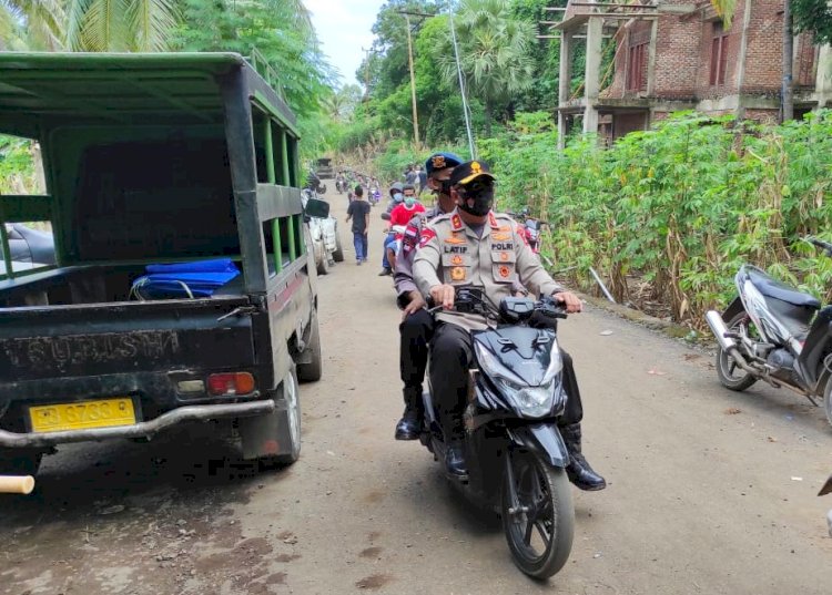 Akses Sulit Dijangkau, Kapolda Sewa Motor Ojek Antar Bansos di Adonara