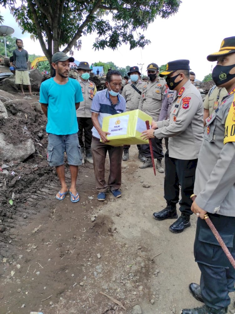 Akses Sulit Dijangkau, Kapolda Sewa Motor Ojek Antar Bansos di Adonara