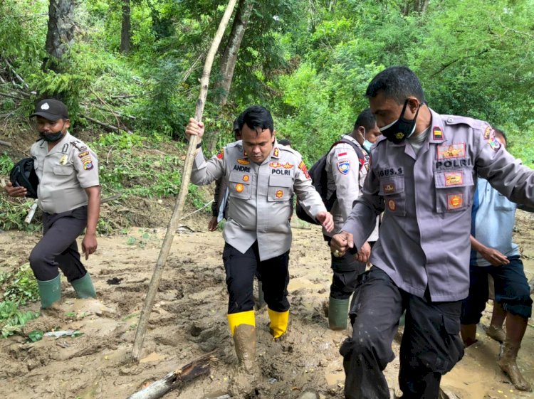 Akses Jalan Tertutup Longsor, Kapolres TTS dan Anggota berjalan Kaki membawa Bantuan Untuk Warga Desa Koa