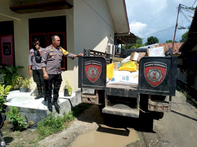 Polres Sumba Timur Saluran Bantuan Sembako Untuk Warga Pulau Salura Yang Mengalami Bencana