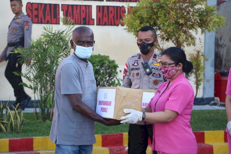 Aksi Kemanusiaan, Satbrimobda NTT Bersama Bhayangkari Siapkan Dapur Lapangan dan Pembagian Sembako Untuk Warga Terdampak Bencana Alam