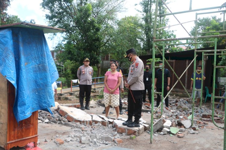 Patroli kemanusiaan Kapolda NTT Tinjau dan Salurkan Bantuan Kepada Masyarakat Terdampak Bencana Siklon Tropis Seroja di Kota Kupang