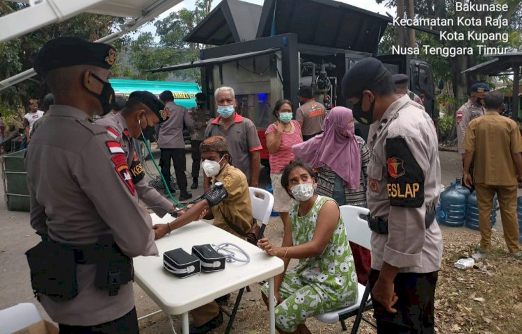 Satbrimoda NTT Berikan Pelayanan Kesehatan dan Pembagian Air Bersih Gratis Bagi Warga Kota Kupang