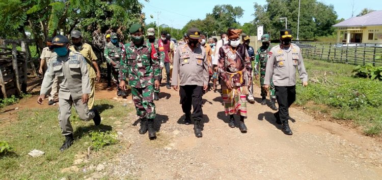 Kapolda NTT Tinjau dan Salurkan Bantuan Kepada Masyarakat Terdampak Bencana di Perbatasan Negara RI - Timor Leste