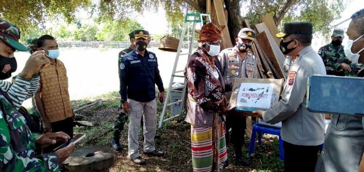 Kapolda NTT Tinjau dan Salurkan Bantuan Kepada Masyarakat Terdampak Bencana di Perbatasan Negara RI - Timor Leste