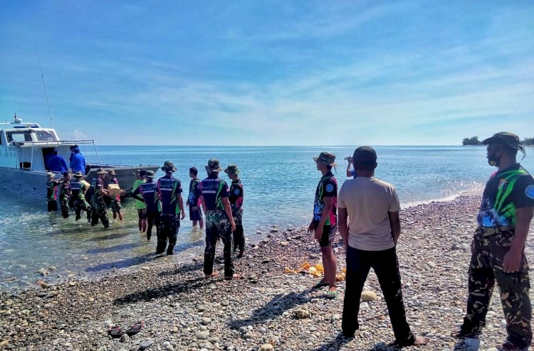 Lalui Jalur Laut, Polda NTT Salurkan Bantuan kepada Korban Bencana di Amfong Timur