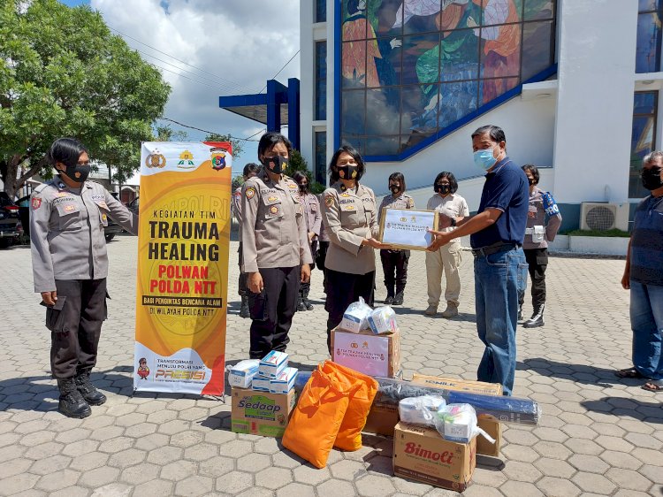 Pasca Bencana Alam, Polwan Polda NTT Berikan Trauma Healing kepada Anak-Anak yang Terdampak