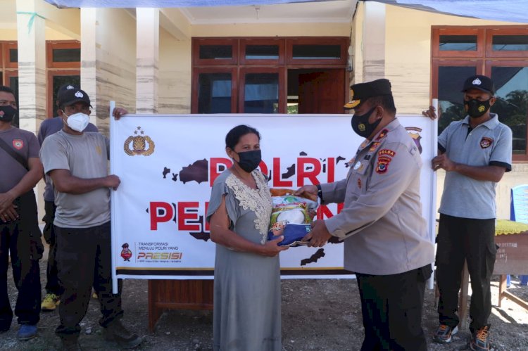 Tinjau Polsek Takari, Wakapolda NTT Beri Bansos Kepada Masyarakat dan Anggota Polsek Yang Terdampak Banjir