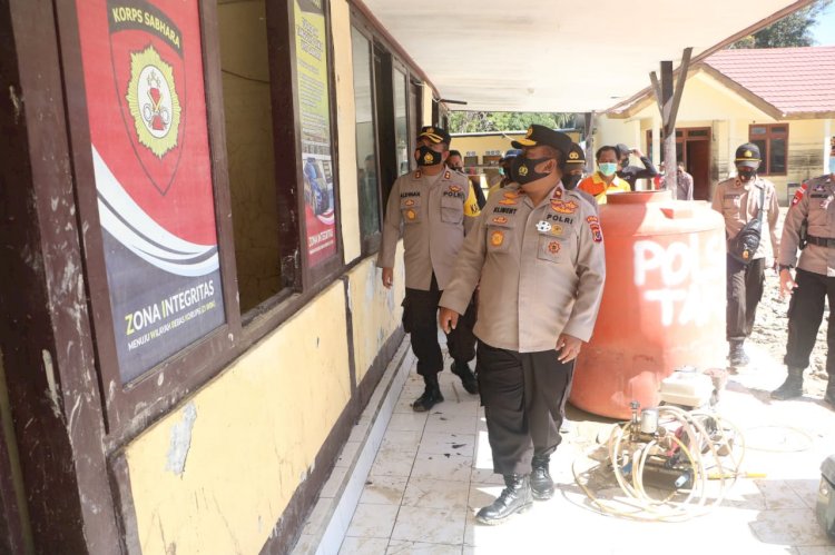 Tinjau Polsek Takari, Wakapolda NTT Beri Bansos Kepada Masyarakat dan Anggota Polsek Yang Terdampak Banjir