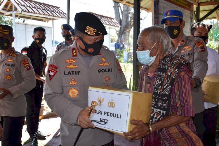 Patroli Kemanusiaan Melalui Udara Kapolda NTT Pantau Kondisi dan Beri Bantuan Kepada Masyarakat Terdampak Bencana di Pulau ROTE NDAO, Pulau Terdepan Berbatasan Langsung RI dengan Australia