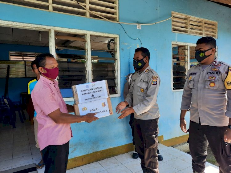 Polri Peduli Bencana, Kapolsek Adonara Barat Serahkan Bansos Dari Korlantas Polri dan Bhayangkari Kepada Korban Banjir Bandang