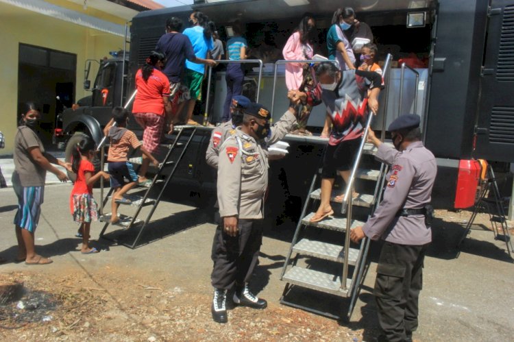 Wujud Kepedulian Polri, Personel Satbrimob Polda NTT Bagikan Makanan Untuk Masyarkat Terdampak Bencana