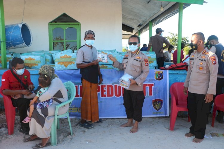 Jalani Ramadhan di Tengah Bencana, Masyarakat Pesisir Dapat Bantuan Kemanusian dari Polda NTT dan BNPB