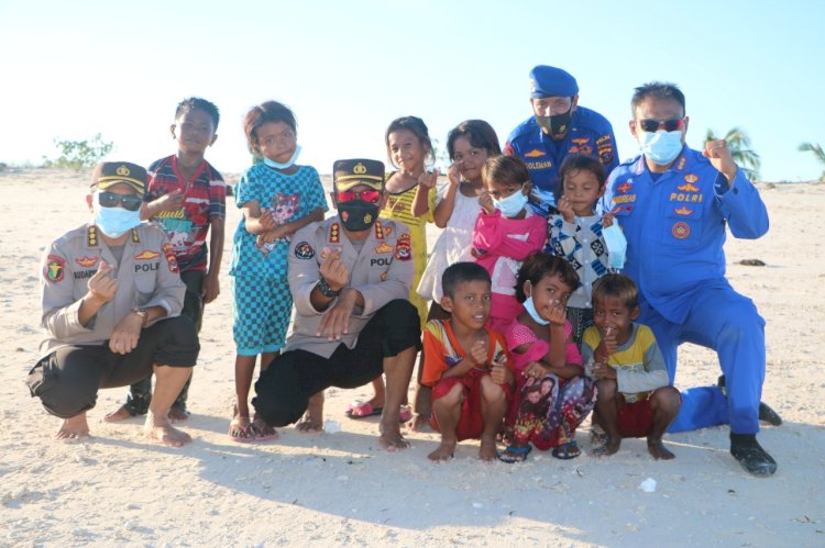 Jalani Ramadhan di Tengah Bencana, Masyarakat Pesisir Dapat Bantuan Kemanusian dari Polda NTT dan BNPB