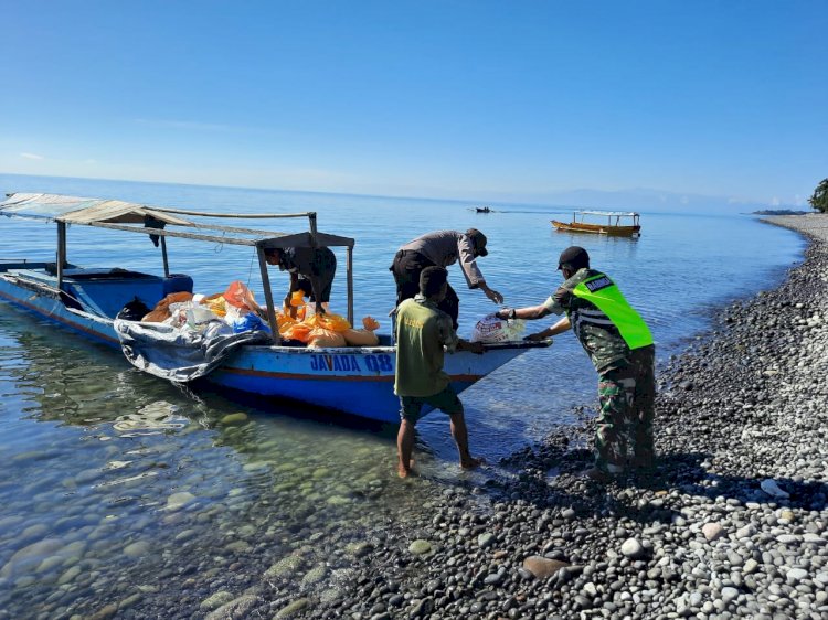 Jalur Darat Terputus Karena Banjir, Polsek Alor Timur Bersama Instansi Terkait Bawa Bansos Polri Menuju Desa Mausamang Dengan Perahu Motor