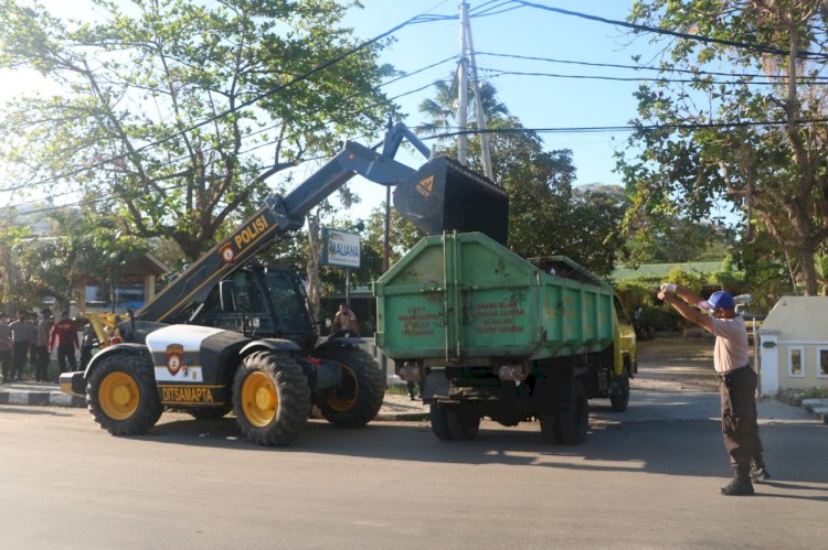 Pasca Bencana, Polda NTT dan Instansi terkait Kerja Bhakti Bersihkan Sampah di Kota Kupang