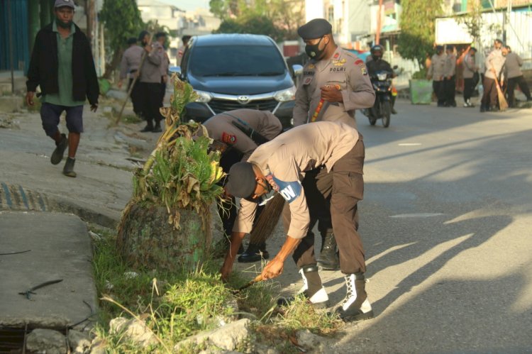 Peduli Lingkungan, Satbrimoda NTT Gelar Bersih-Bersih Jalan di Kota Kupang